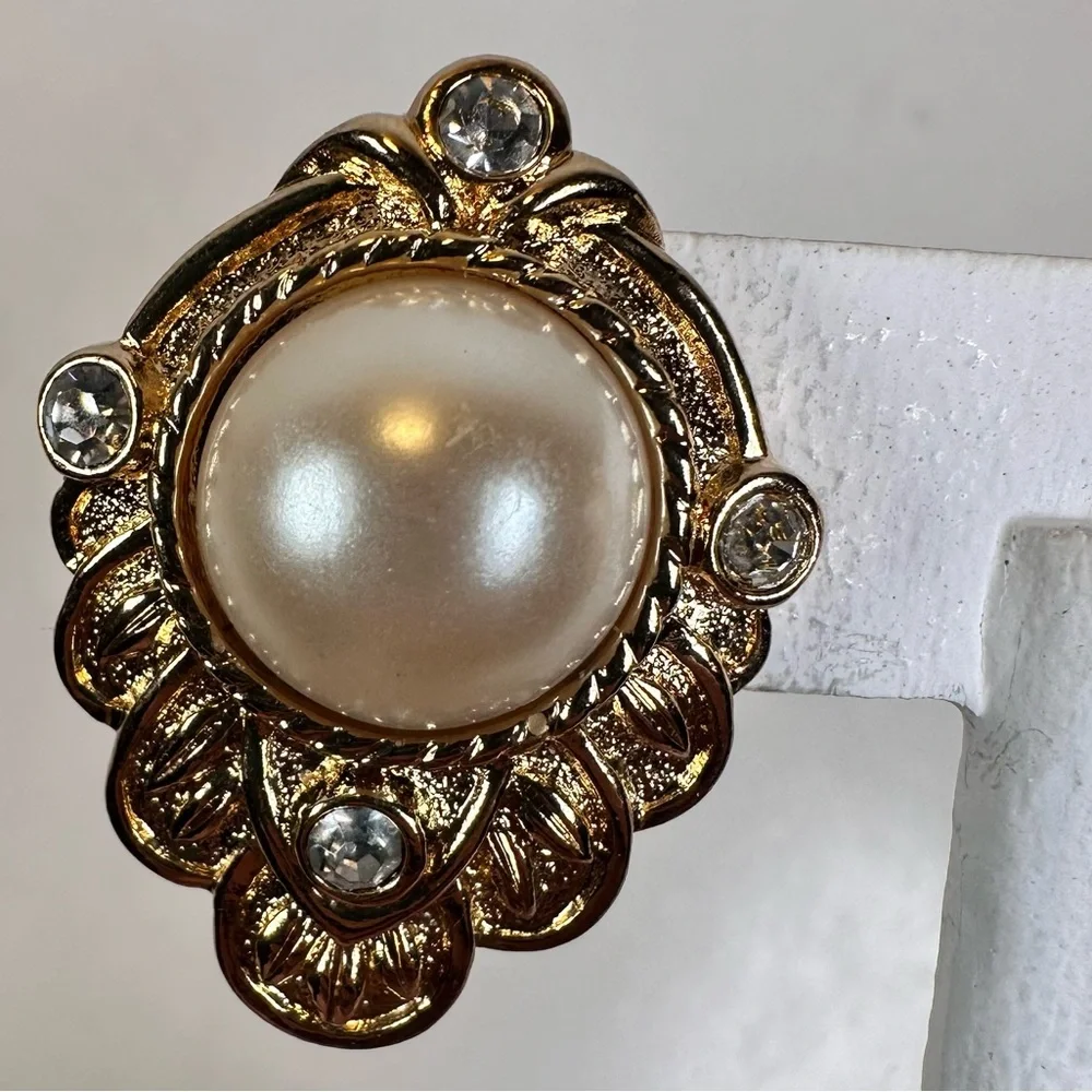 Kenneth J. lane for Avon faux pearl gold tone pierced earrings - Picture 6 of 7